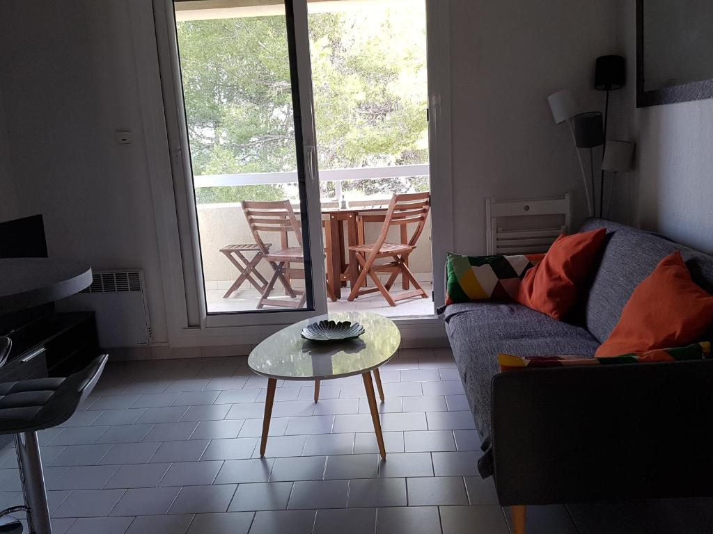 un soggiorno con divano e tavolo di les marines de Tamaris a La Seyne-sur-Mer