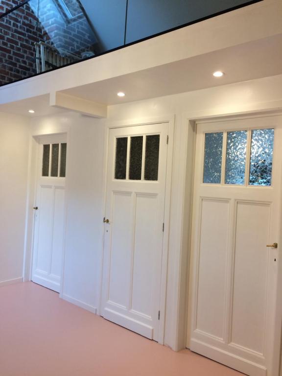 two doors in a room with white walls at Nelly in Ypres
