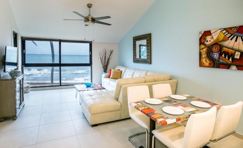 sala de estar con sofá y mesa en BV103 - Amazing Oceanfront Condo steps from beach, en Humacao