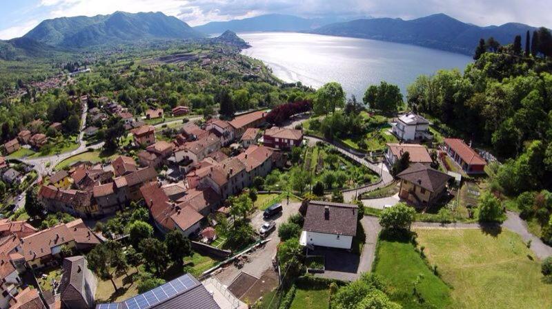 una vista aerea di una casa con lago di Bellavista a Brezzo