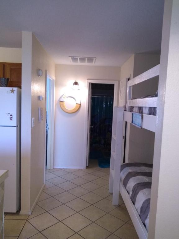Postel nebo postele na pokoji v ubytování Affordable SPI family condo - walking distance to the beach, Sleeps 6, Third Floor, 2025 Traveler Award
