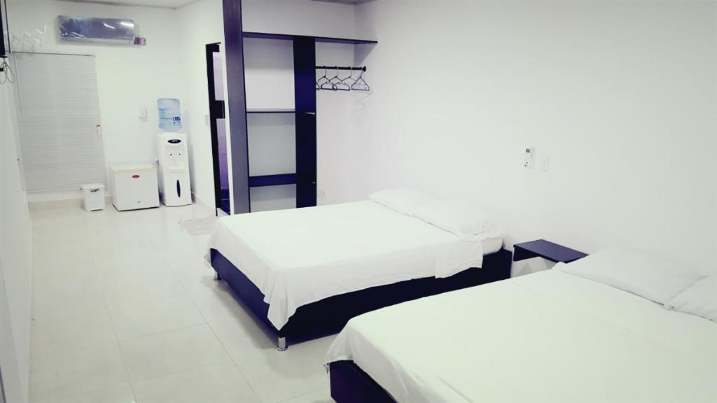 um quarto com duas camas num quarto de hospital em Apartamentos Hilal House em San Andrés