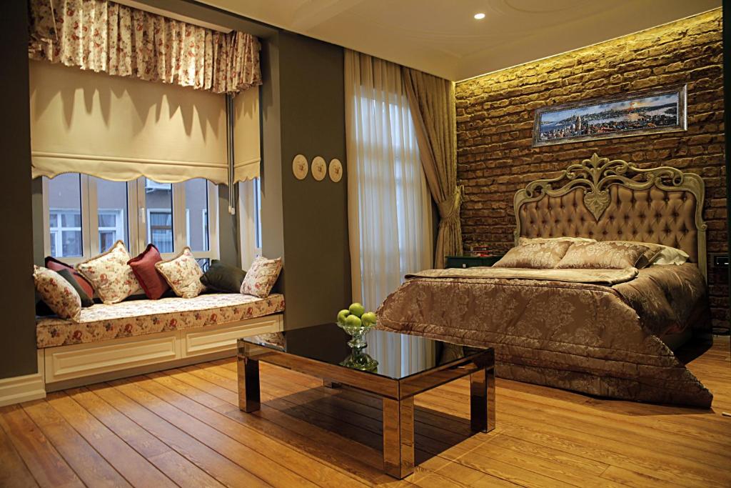 1 dormitorio con 1 cama y 1 sofá en Frida Suites, en Estambul