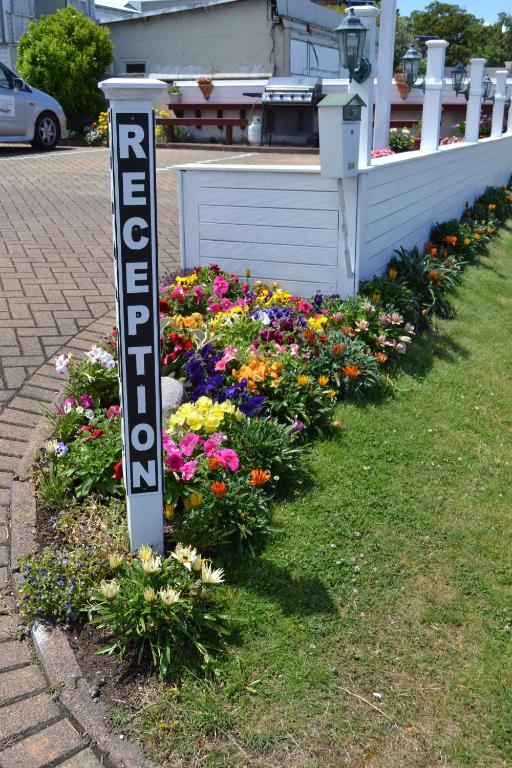 Colonial Lodge Motel