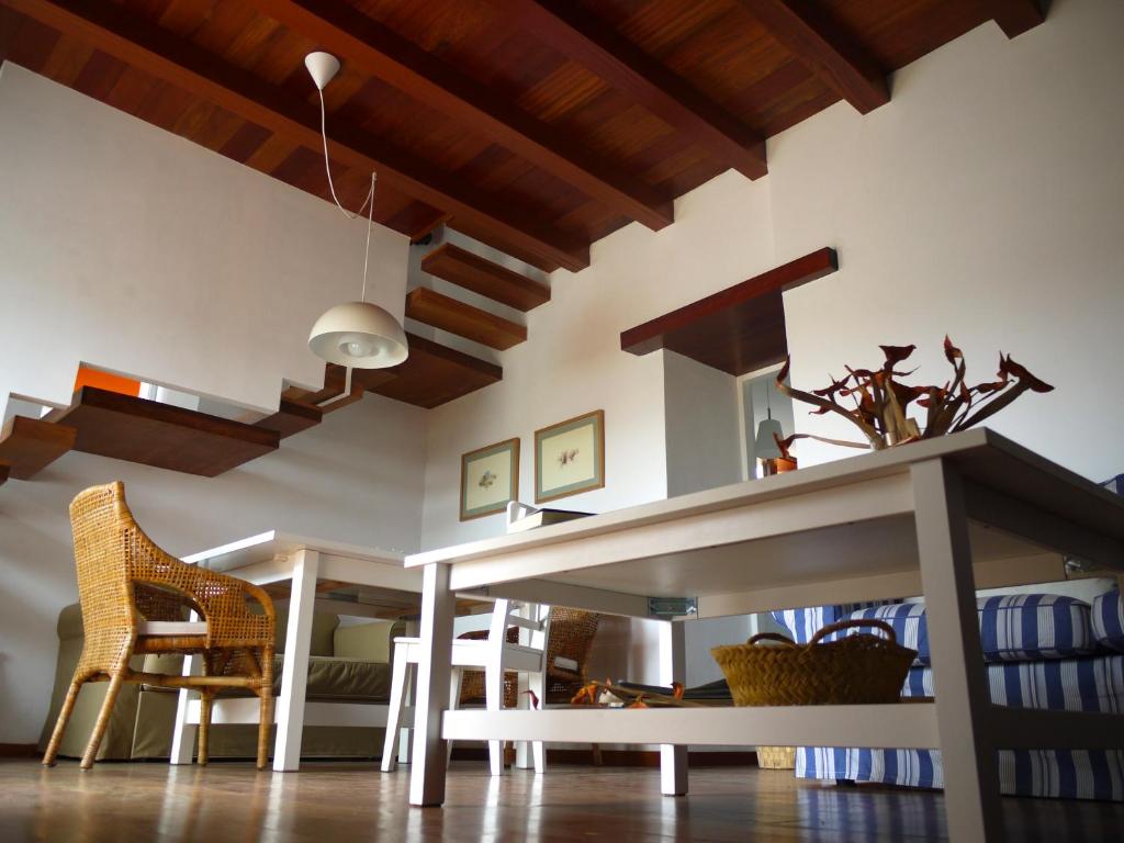 Isora的住宿－Casa Las Escaleritas，一间配备有白色桌椅的用餐室