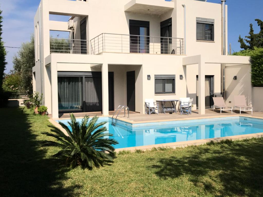 uma villa com piscina em frente a uma casa em Luxury Country House em Rodhodháfni