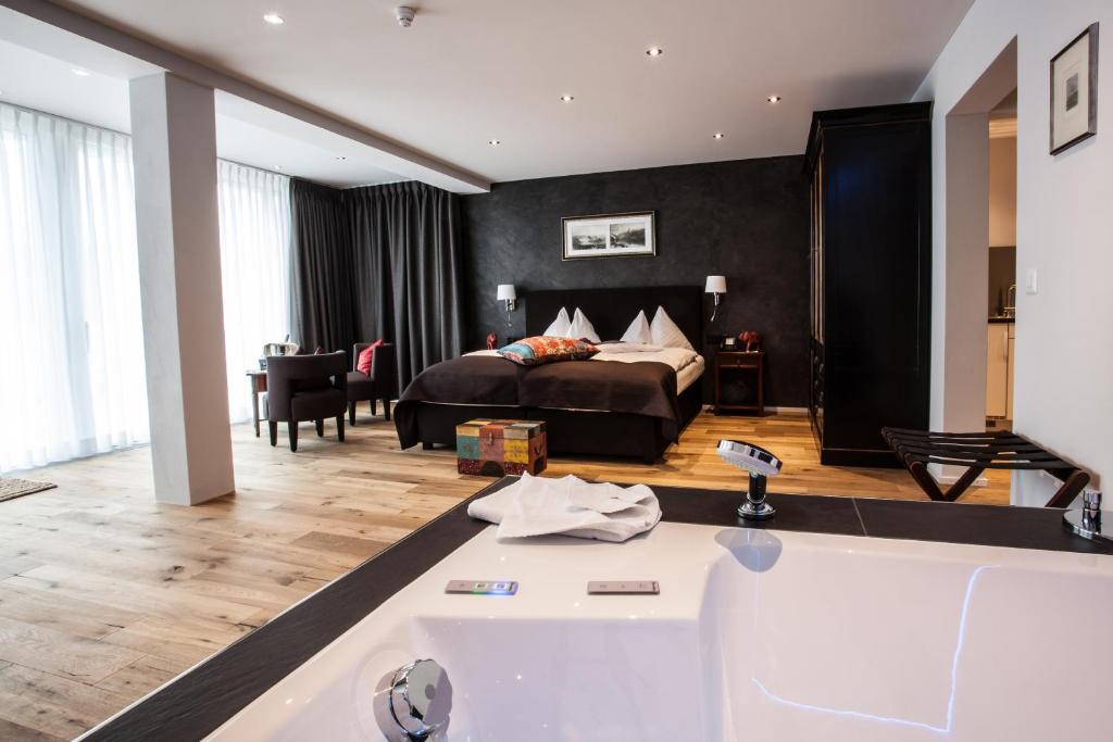 Cette chambre comprend un lit et une salle de bains. dans l'établissement Hotel Riviera Loft, à Weggis