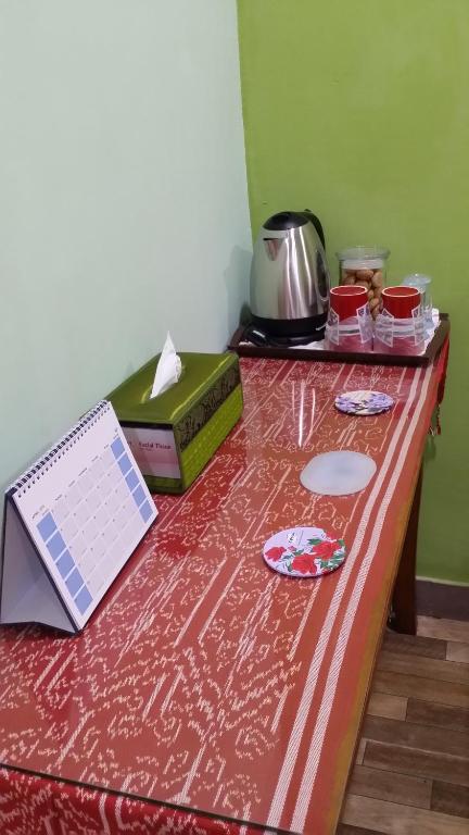 einen Tisch mit einem Tischtuch und einem Laptop darauf in der Unterkunft Jazepuri - Jaze 1 in Kuching