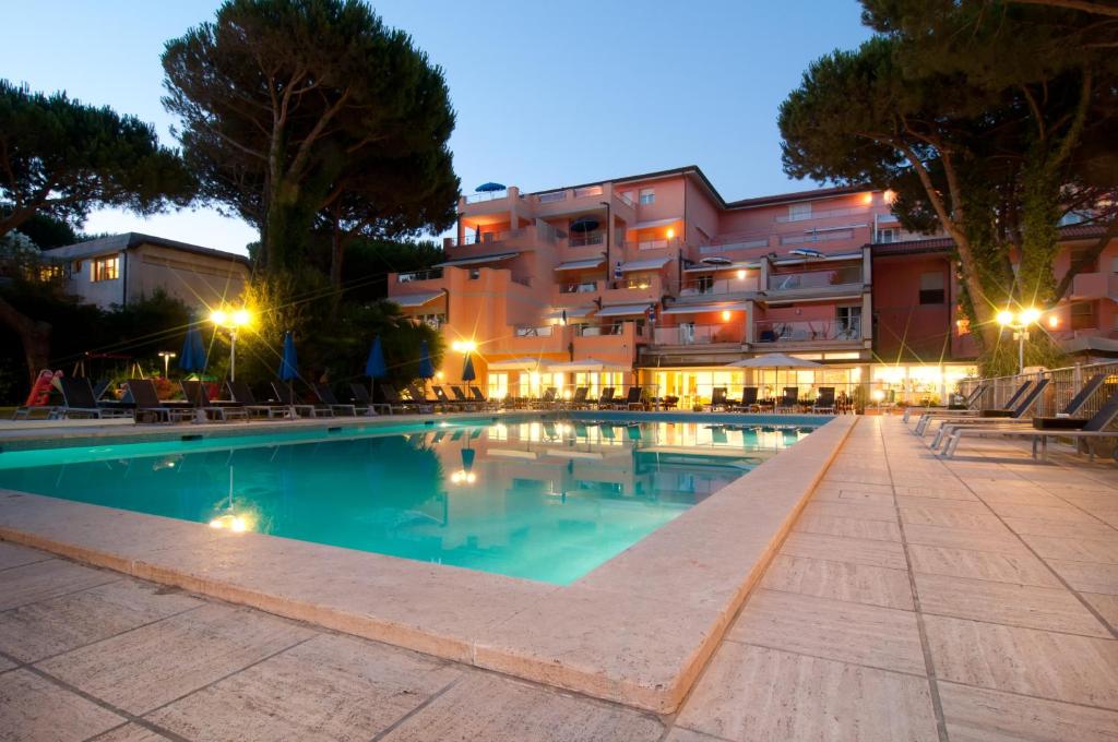 ein Hotel mit Pool in der Nacht in der Unterkunft Versilia Palace Hotel in Marina di Pietrasanta