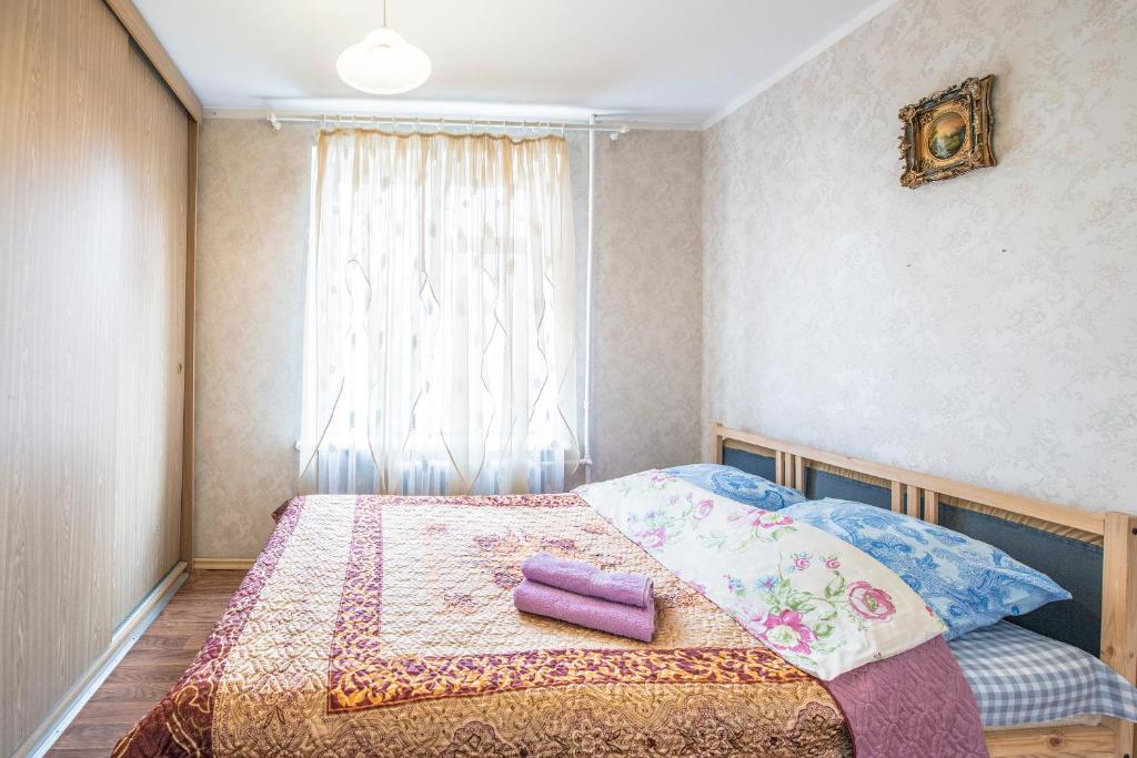 モスクワにあるDomumetro Shabolovskayaのベッドルーム1室(毛布、窓付)