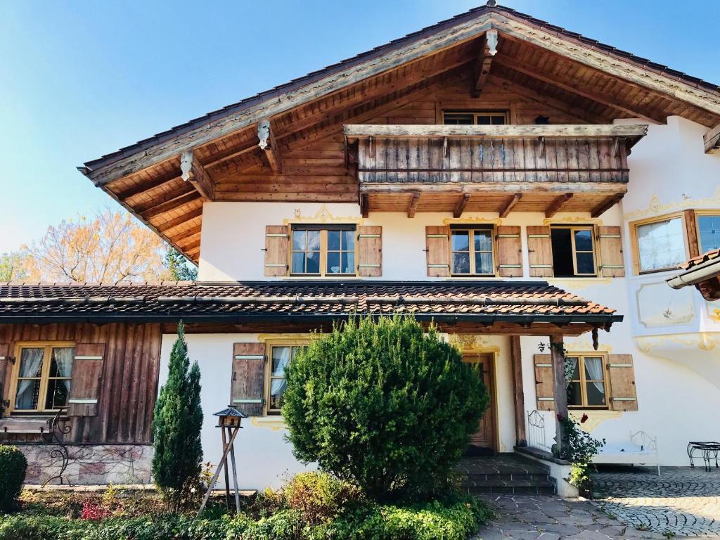 une maison avec un toit en bois dans l'établissement Haus Juna, à Schönau am Königssee