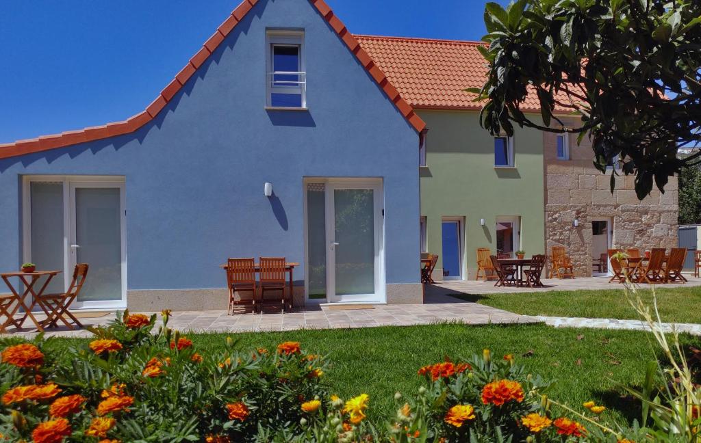 a house with a yard with flowers at Catapeixe Holiday Apartments in Redondela