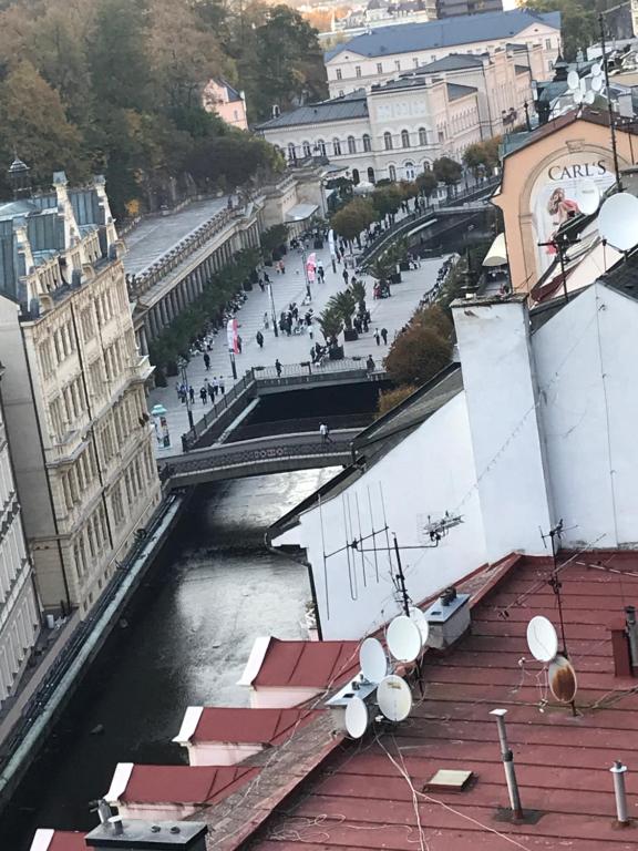 Nespecifikovaný výhled na destinaci Karlovy Vary nebo výhled na město při pohledu z aparthotelu
