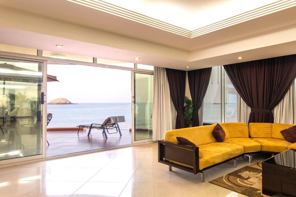Royal Beach Hotel & Resort tesisinde bir oturma alanı