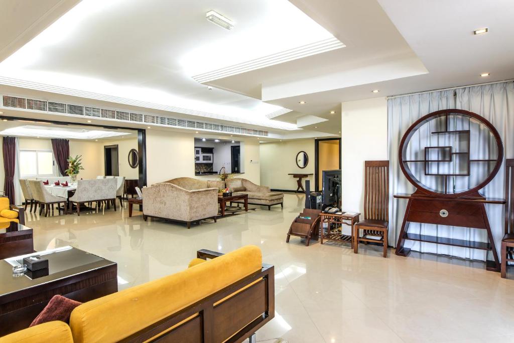 Royal Beach Hotel & Resort tesisinde bir oturma alanı