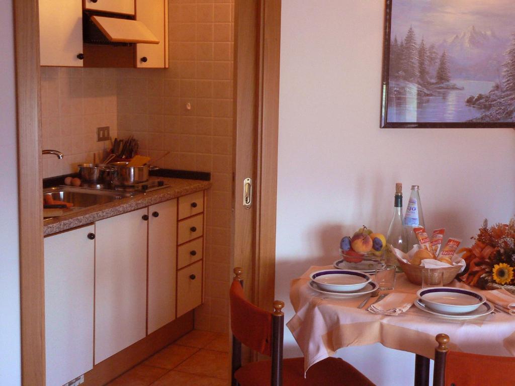 Kuchyň nebo kuchyňský kout v ubytování Hotel & Appartamenti Al Larice