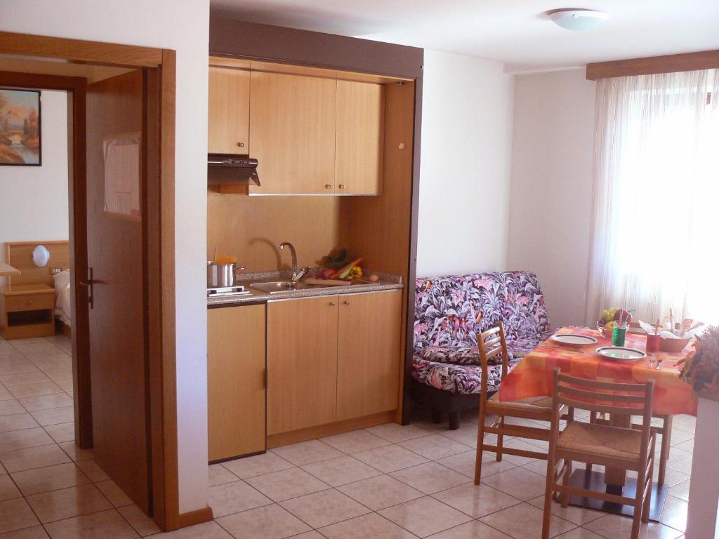 Kuchyň nebo kuchyňský kout v ubytování Hotel & Appartamenti Al Larice