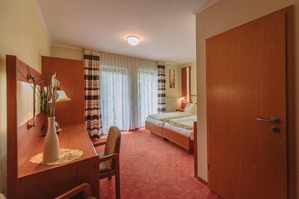 Postel nebo postele na pokoji v ubytování Hotel Berglandstübel
