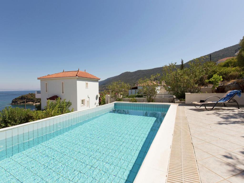 - une piscine avec vue sur une villa dans l'établissement Beautiful Villa in Agia Paraskevi Samos, à Agía Paraskeví