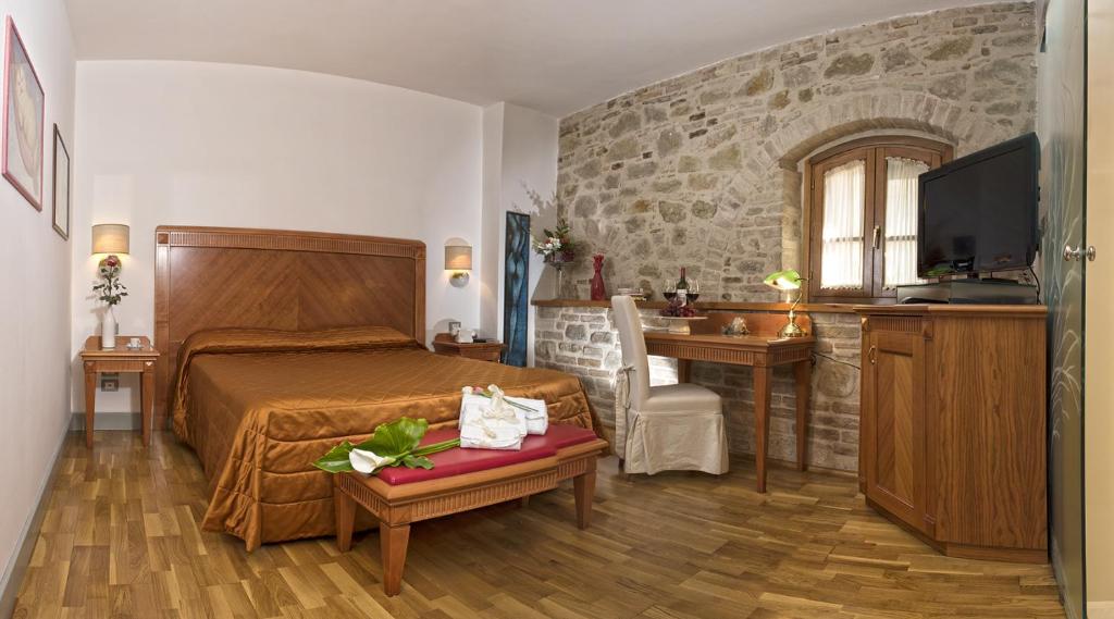 TV a/nebo společenská místnost v ubytování Boutique Hotel al Grappolo d'Oro