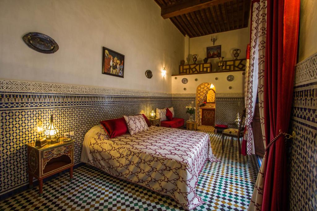 Tempat tidur dalam kamar di Riad Fes Kettani