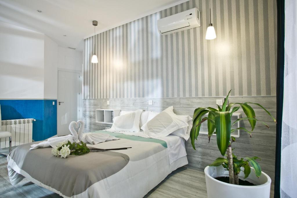 una habitación de hotel con una cama y una planta en Hostal Main Street Madrid en Madrid