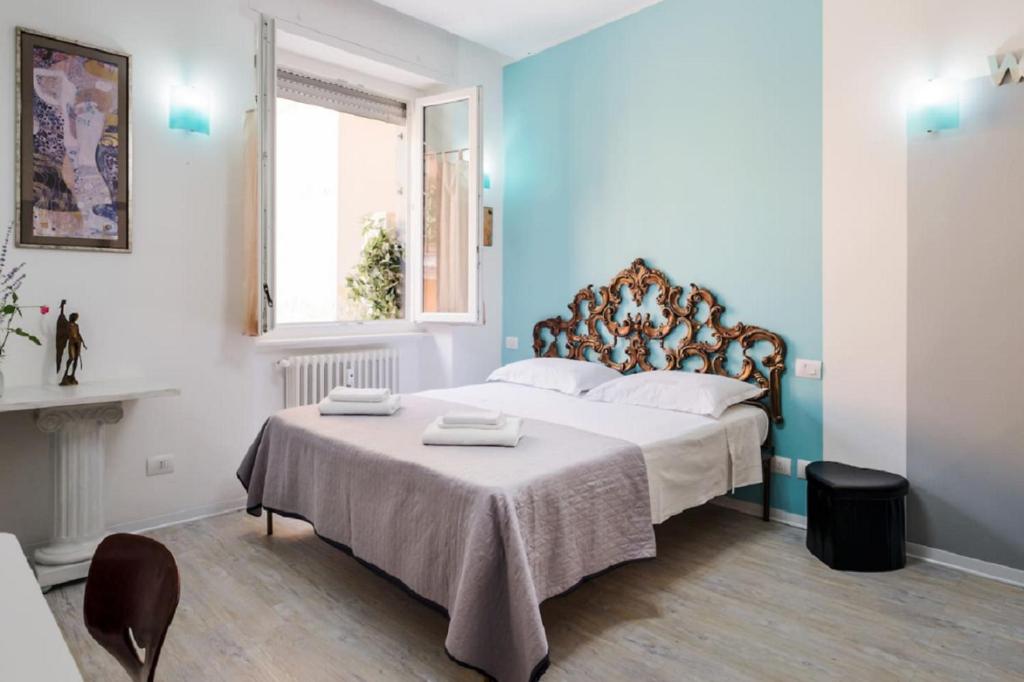1 dormitorio con 1 cama con mesa y ventana en ℒovely & ℰlegant Studio next to Duomo/Missori, en Milán