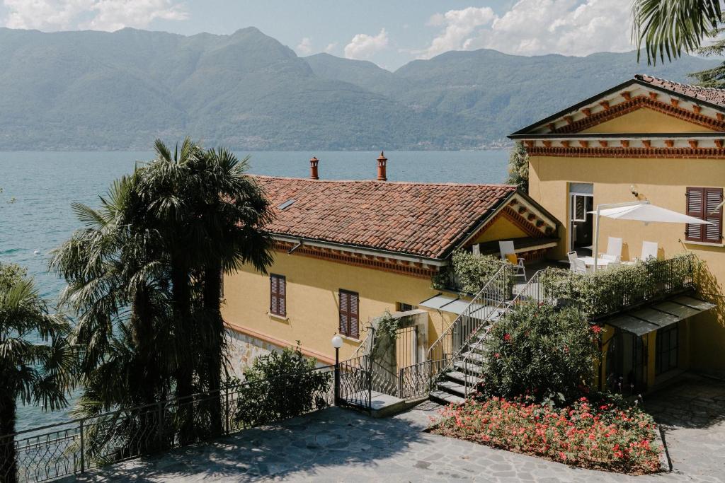 BrezzoにあるCasa Amatissimaの山々を背景にした水辺の家