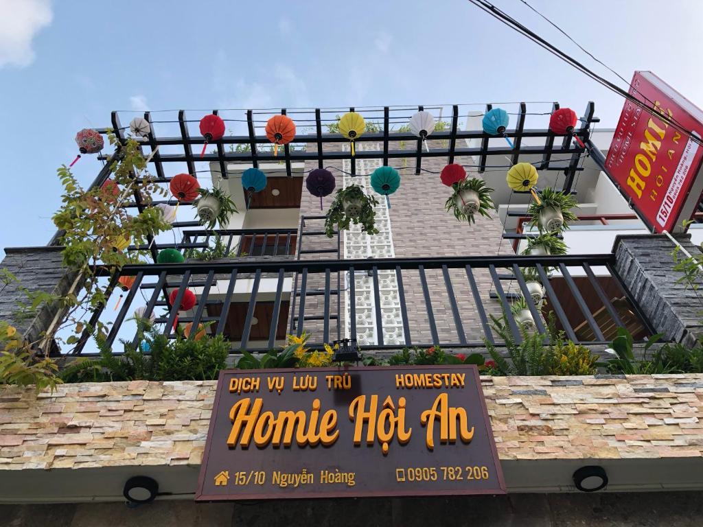 un panneau au-dessus d'une maison avec un air chaud dans l'établissement Homie Hoi An, à Hội An