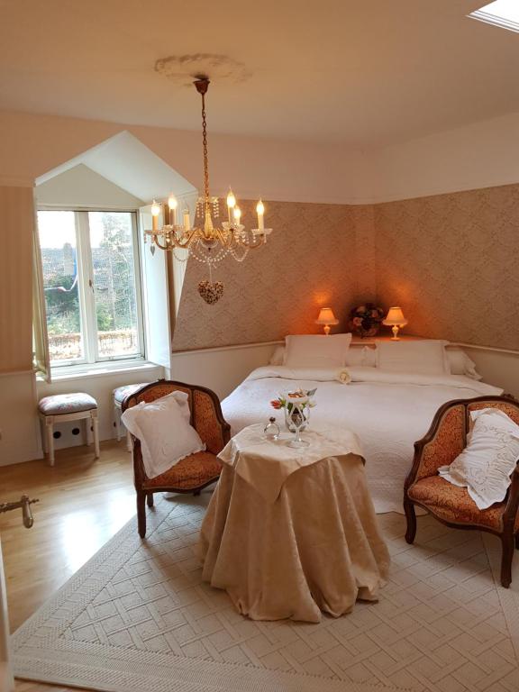 sypialnia z łóżkiem, stołem i krzesłami w obiekcie de Loverlei w mieście Sterksel