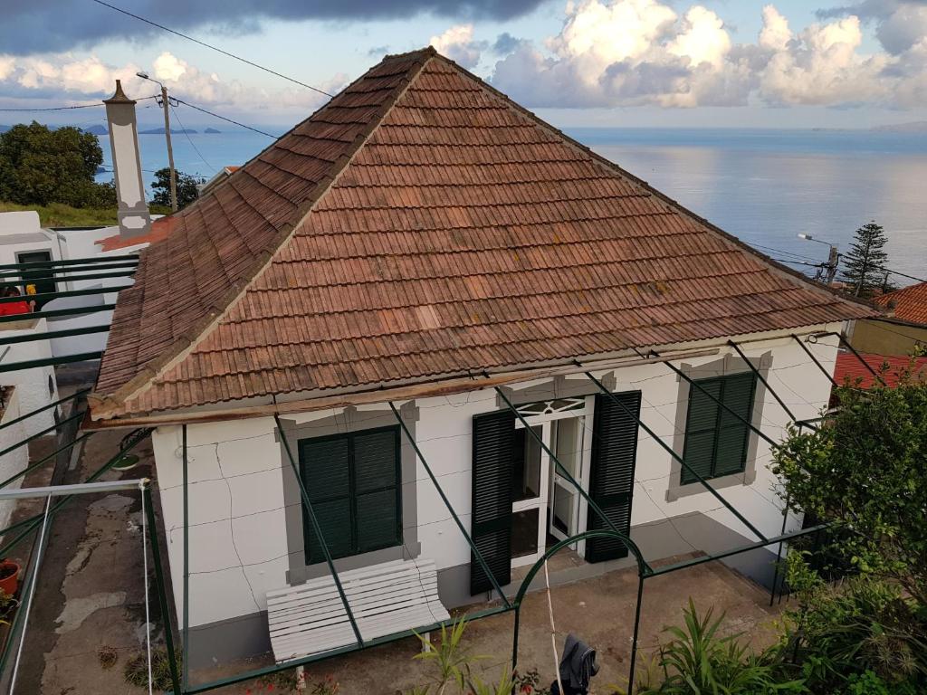 ein altes Haus mit gefliestem Dach in der Unterkunft Paradise View in Gaula