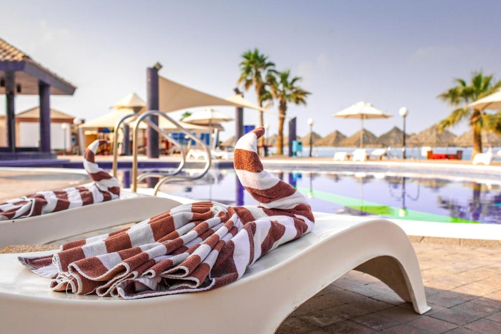 Royal Beach Hotel & Resort tesisinde veya buraya yakın yüzme havuzu