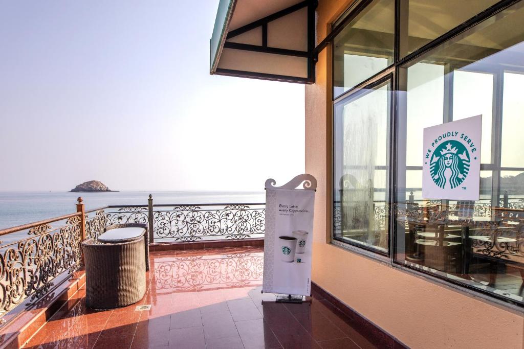 Genel bir deniz manzarası veya tatil köyünden çekilmiş bir deniz manzarası