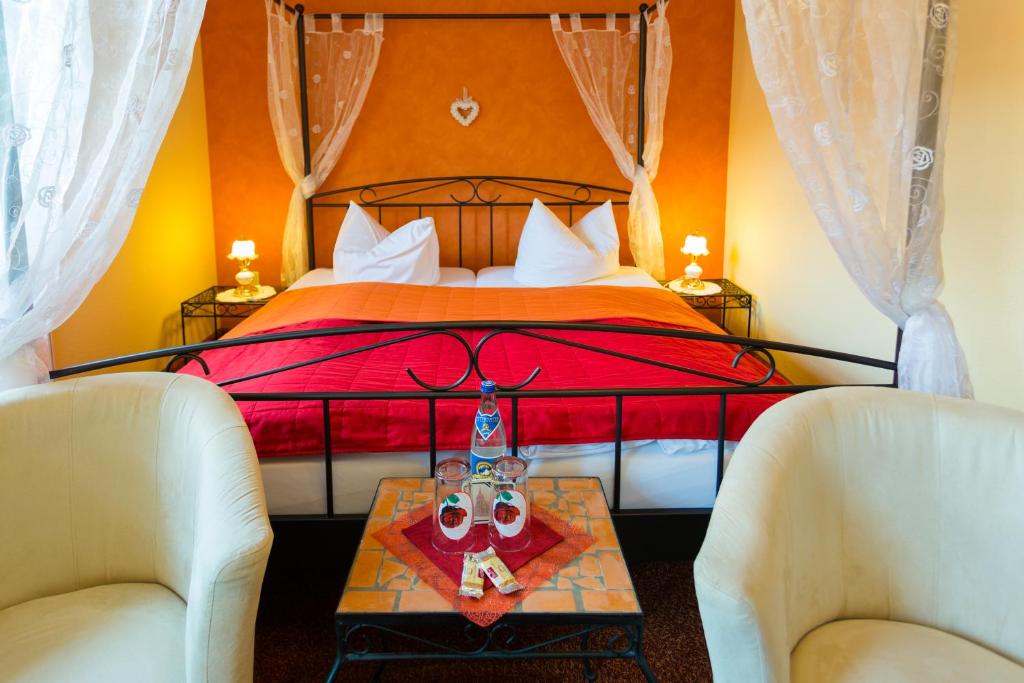 Postel nebo postele na pokoji v ubytování Hotel & Ferienwohnungen Bohlenblick