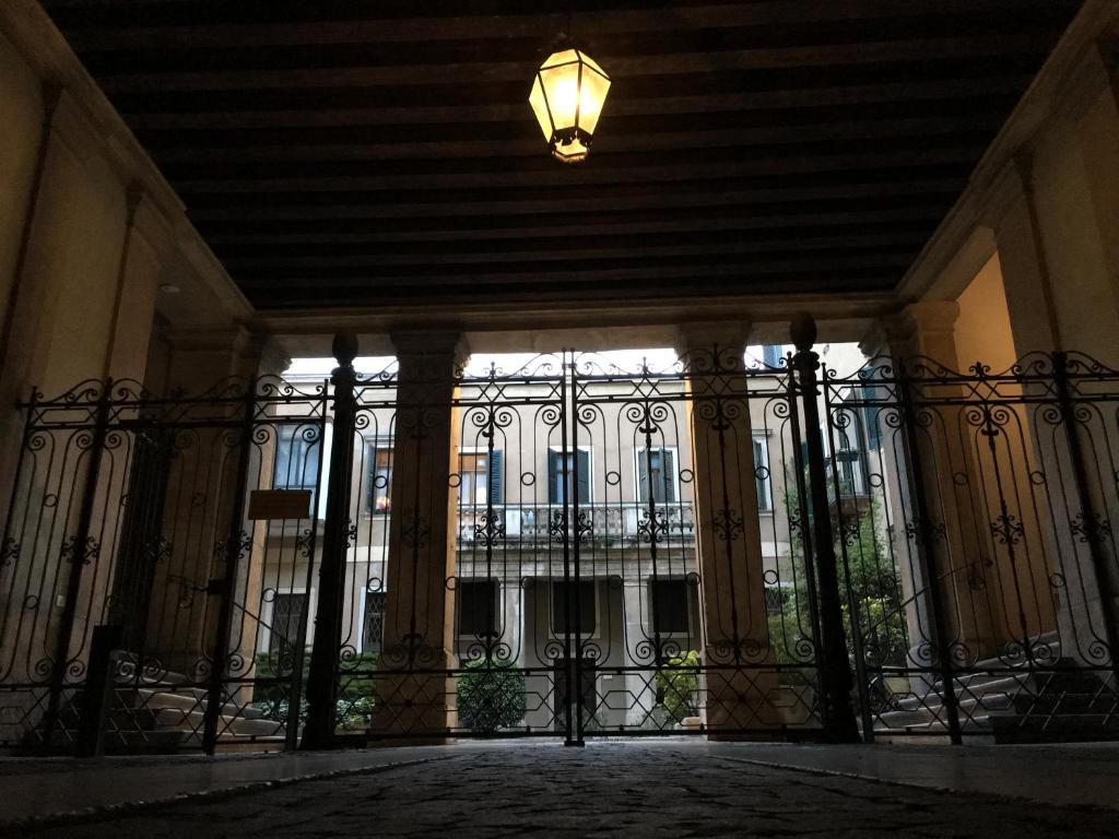 una entrada a un edificio con una puerta de hierro forjado en Antica Residenza Adua, en Verona