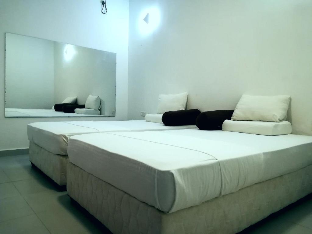 Postel nebo postele na pokoji v ubytování Lavendra Villa Mirissa