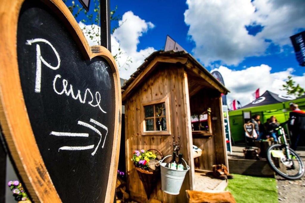 een bord voor een klein houten huis bij Pause in Willingen