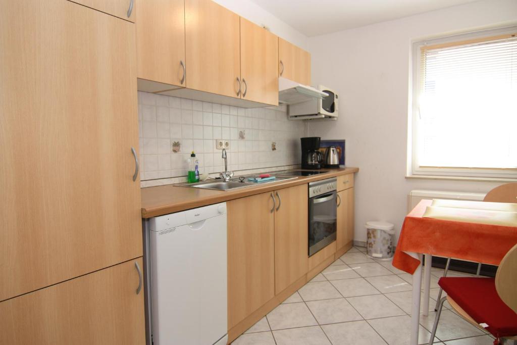 Kuchyň nebo kuchyňský kout v ubytování Appartmenthaus Gingst