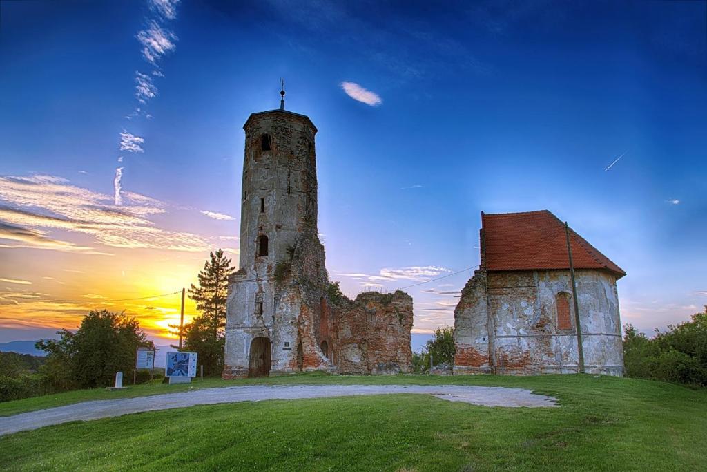 Východ nebo západ slunce při pohledu z penzionu – hostince nebo okolí