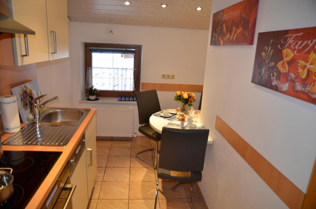 Kuchyňa alebo kuchynka v ubytovaní Ferienwohnung Möderndorfer, Fulpmes