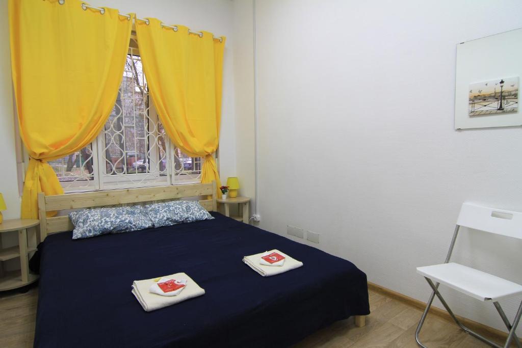 モスクワにあるHostel Izmaylovskiy Parkのベッドルーム1室(ベッド1台、タオル2枚付)