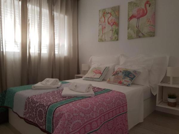 een slaapkamer met een bed met twee handdoeken erop bij Irís Apartment in Pombal