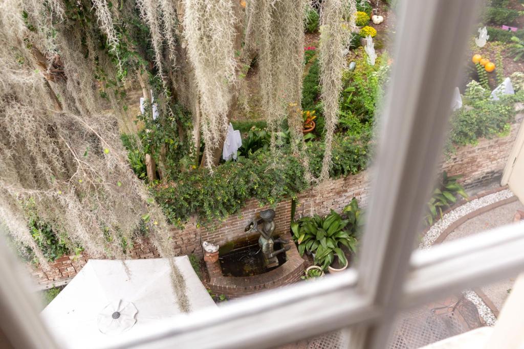 Zahrada ubytování Eliza Thompson House, Historic Inns of Savannah Collection