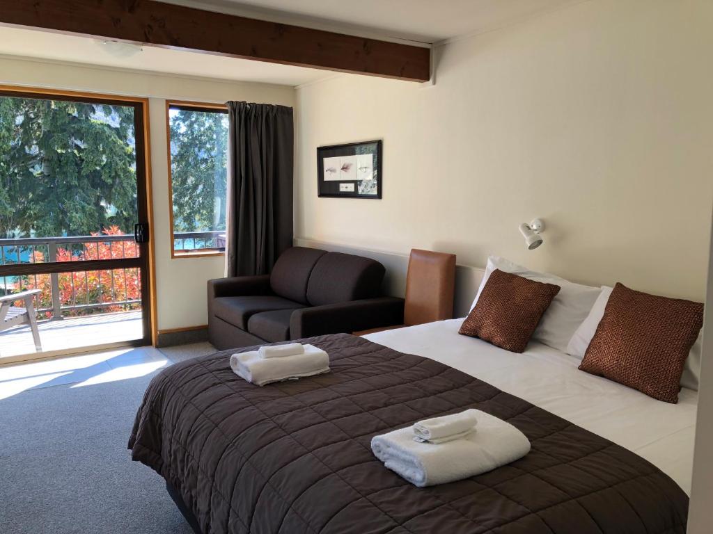 Postel nebo postele na pokoji v ubytování Hawea Hotel