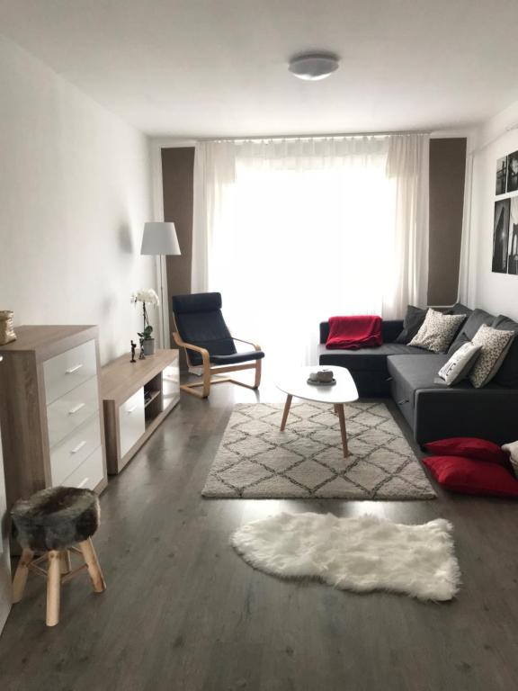 - un salon avec un canapé et une table dans l'établissement Design-S Apartment 4you, à Budapest