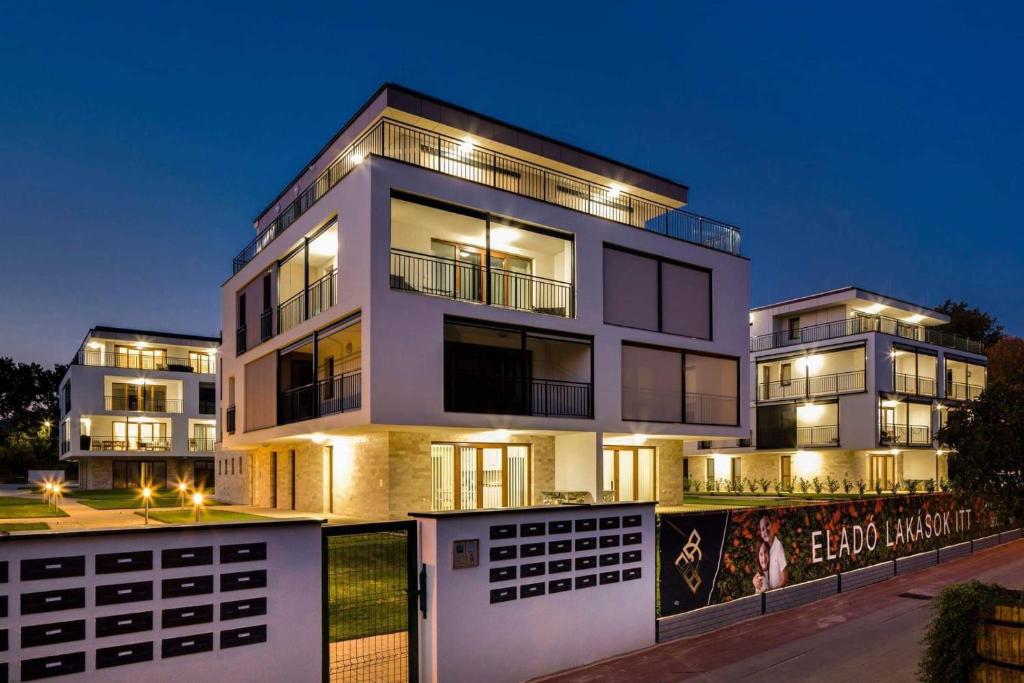 Balatoni Élmény - csopaki apartmanlakások 20 méterre a Balatontól 8229 Csopak, Ifjúság sétány 4. F-épület Fszt. 1, G-épület Fszt. 2. kép - 1