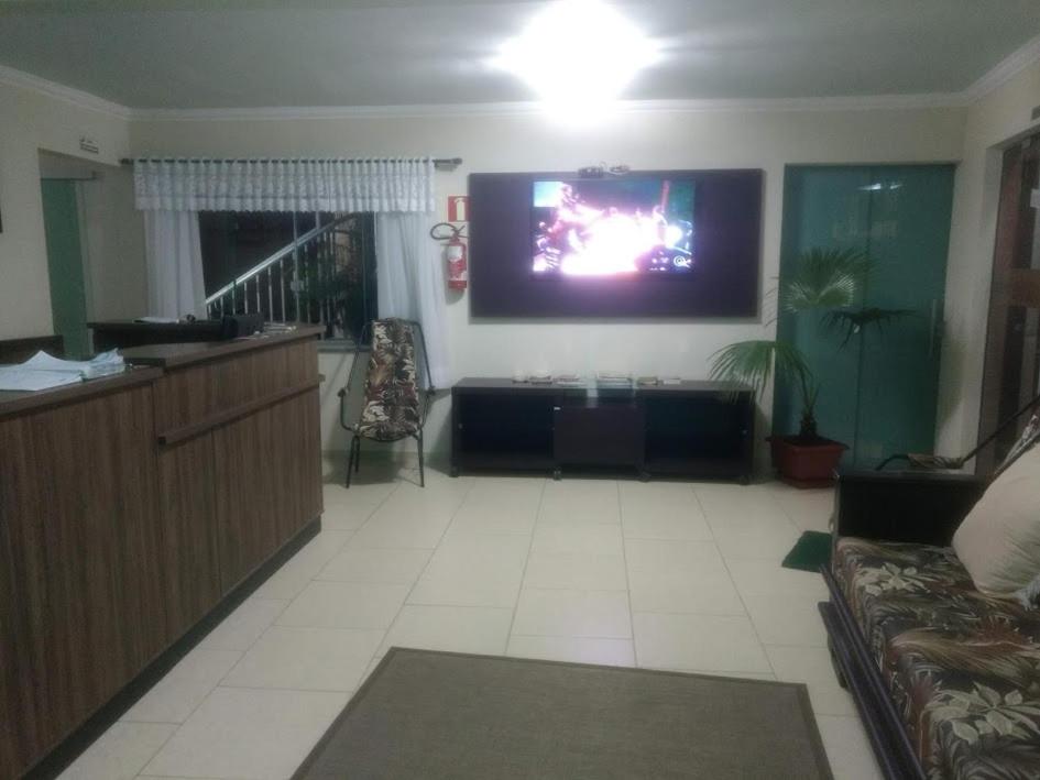TV a/nebo společenská místnost v ubytování Hotel Alvorada