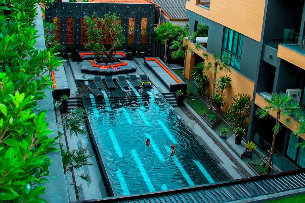 A piscina em ou perto de Glam Habitat - SHA Extra Plus