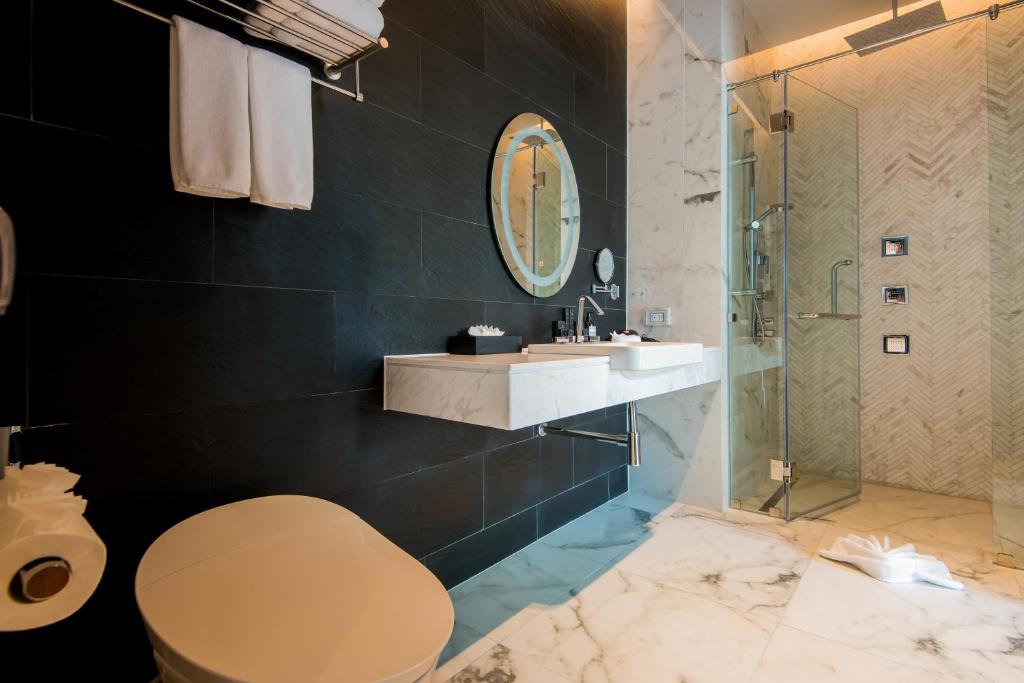 Uma casa de banho em Glam Habitat - SHA Extra Plus