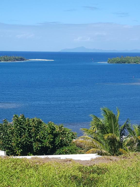 - une vue sur une grande étendue d'eau dans l'établissement Faré Mahi Mahi, à Uturoa